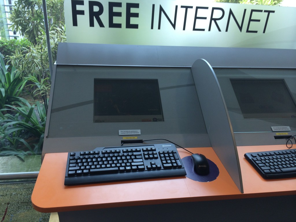 Внутри аэропорта Чанги можно бесплатно восользоватся интернетом